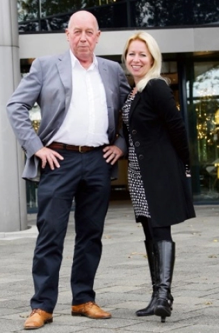 Oprichter van Straluma en zijn dochter, de huidige eigenaresse, voor de entree van de Straluma-showroom in Barendrecht