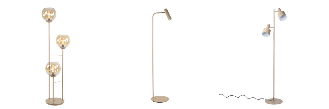 Drie zandkleurige vloerlampen van Straluma met verschillende designs: decoratief met glas, minimalistisch en functioneel met dubbele spots.