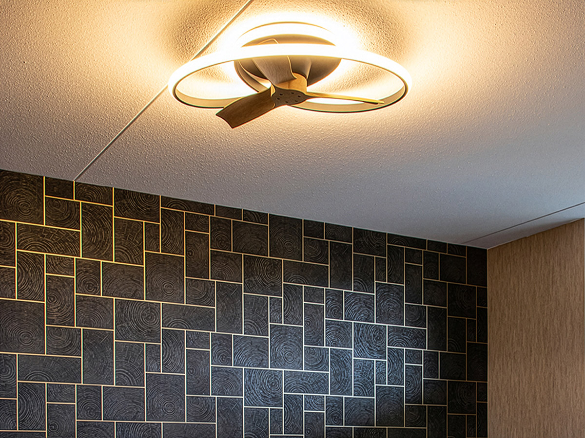 Moderne LED plafondlamp met houten accent in een sfeervol interieur.