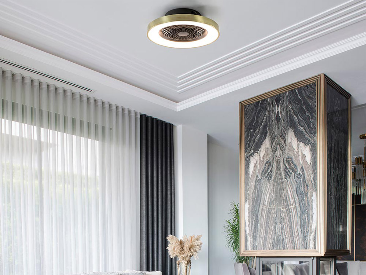 Moderne plafondventilator met geïntegreerde LED-lamp in een luxe woonkamer — Straluma