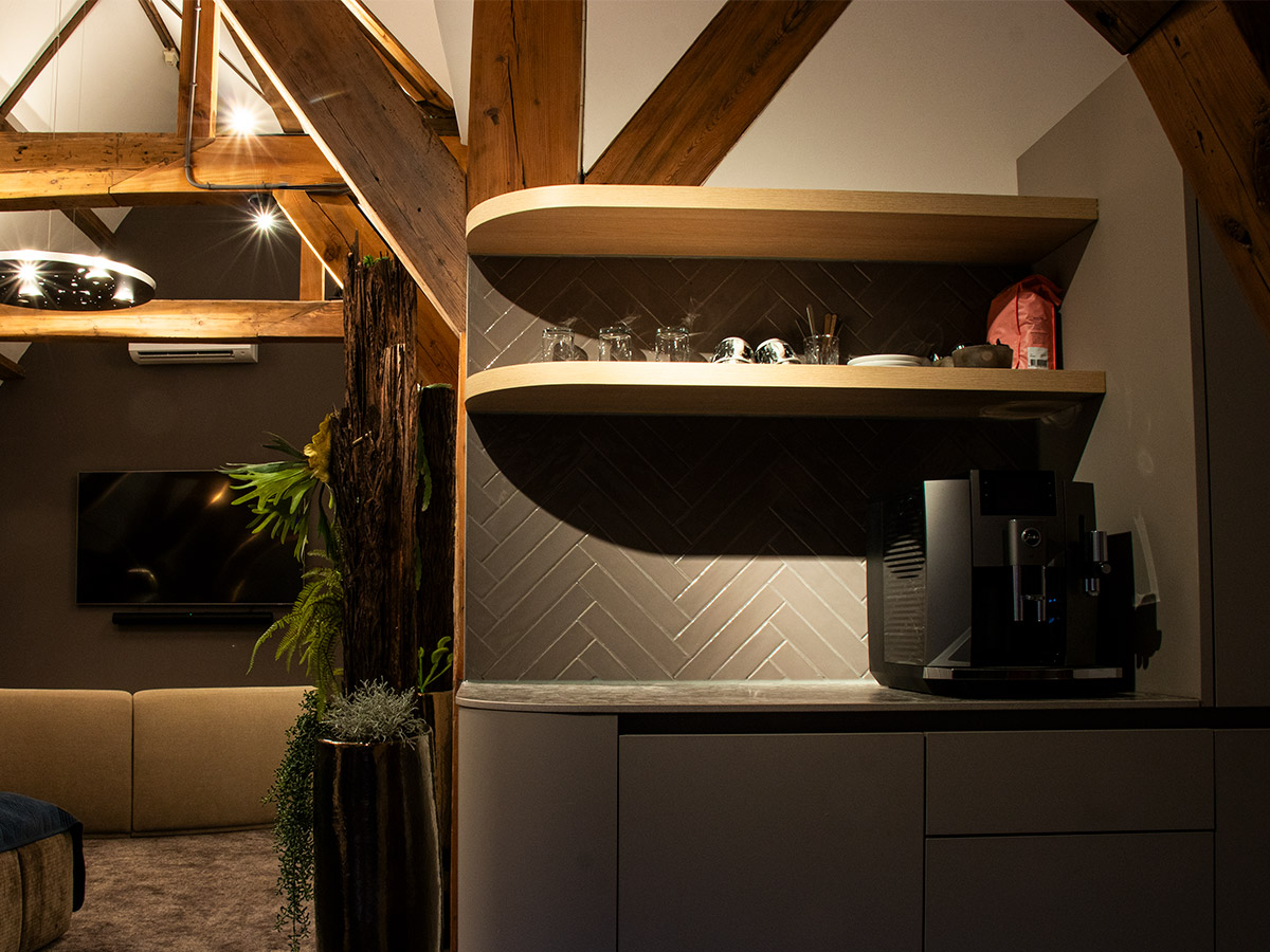 Gezellige koffiehoek in Het Wapen van Rhoon met sfeervolle verlichting van Straluma en houten balken.