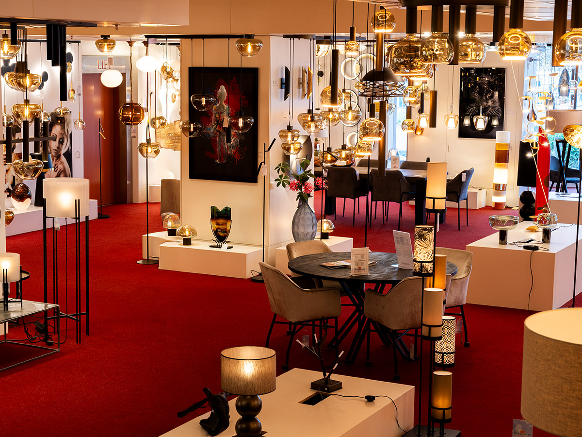 Showroom van Straluma met verschillende lampen